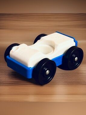 Vintage Fisher Price little people white/blue bottom car with hitch 685/686